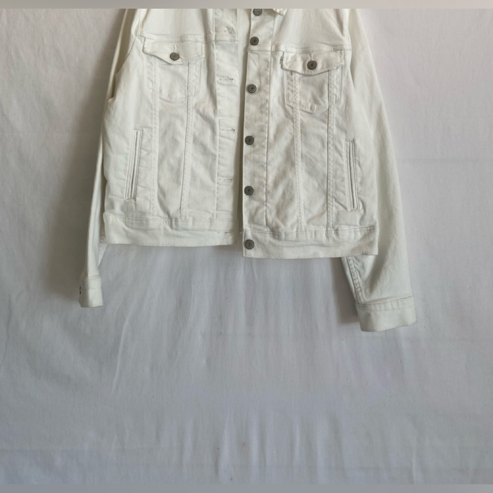 Women’s Levi white jean jacket